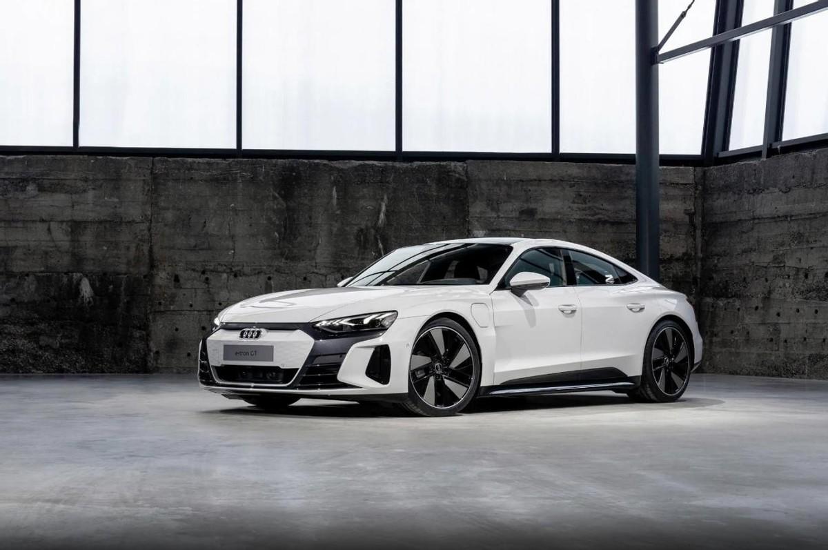 纯电续航480km,前后电机组合,实拍奥迪e-tron GT